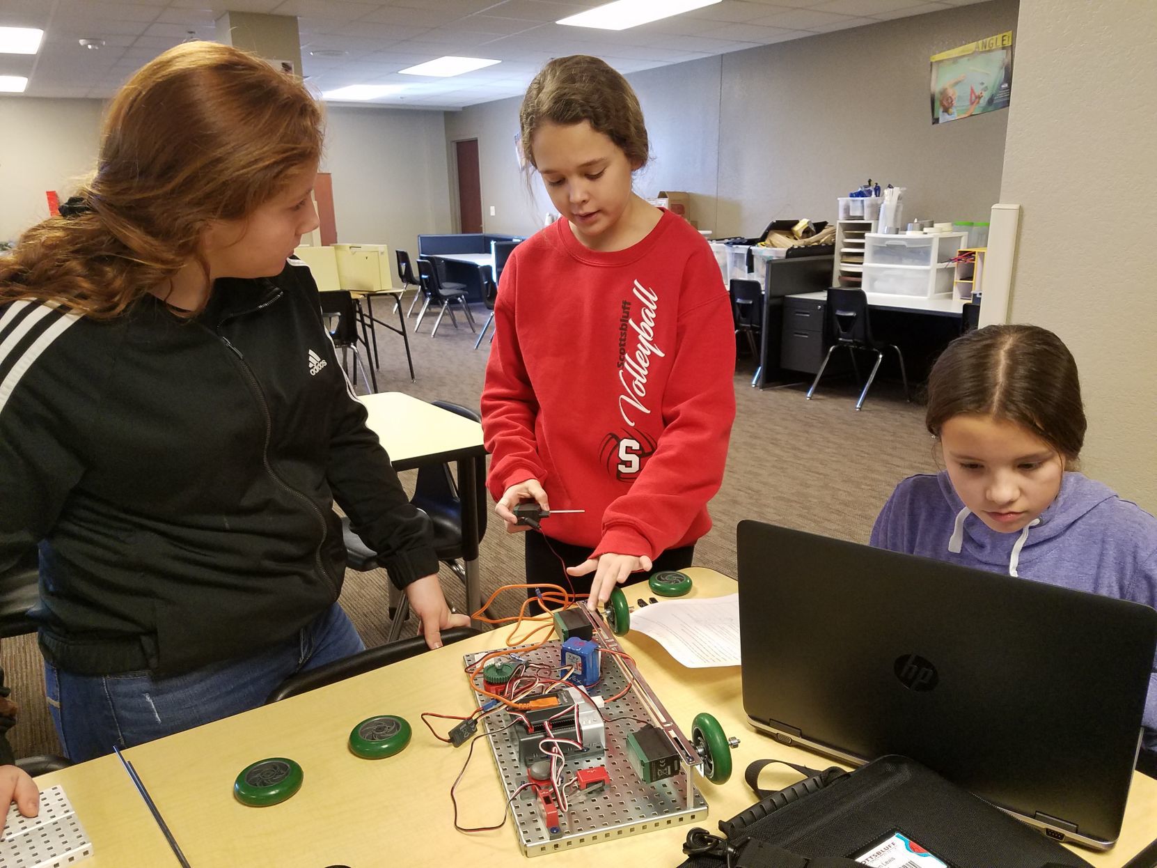 Middle school students build robotic car in Scottsbluff